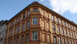 Kernsanierung Mehrfamilienhaus mit Stuckfassade